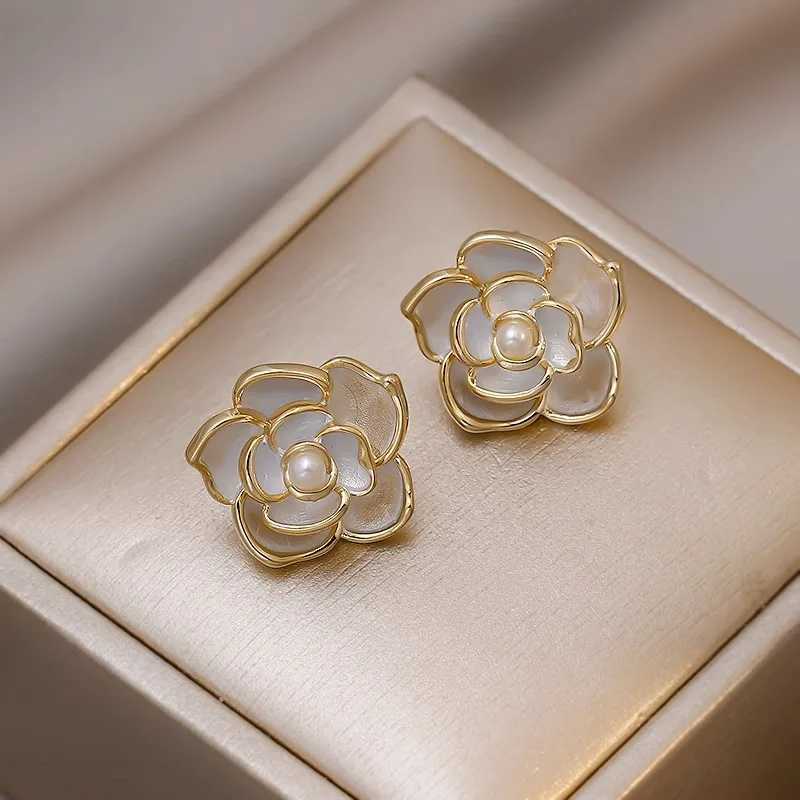 French Niche Design Elegant Sweet Imitation Pearl Camellia Stud Earrings For Women Fashion Simple Metal Jewelry Party Gifts Y250401