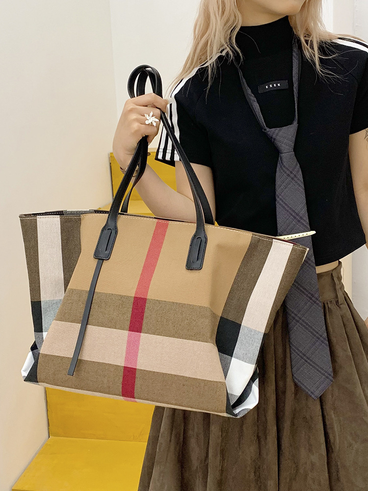 Fashion women's bag free shipping new large capacity checkered printed handbag outdoor commuting tote bag popular versatile shopping shoulder bag