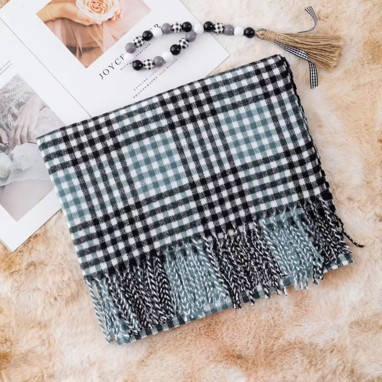 T403 new hot-selling scarf winter versatile Korean version ladies thickened student warm plaid shawl tassel neck scarf couple