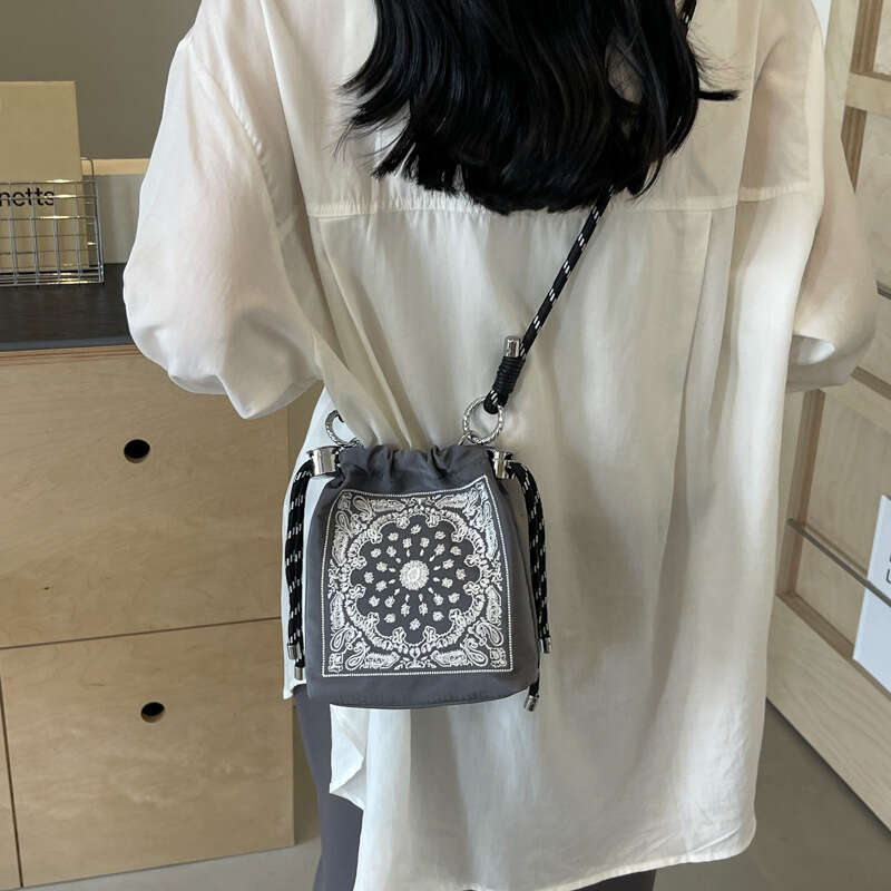 2025 NEW Colorful and Versatile Instagram Nylon Fabric for Women's New Crossbody Summer Super Hot Small Embroidered Bucket Bag