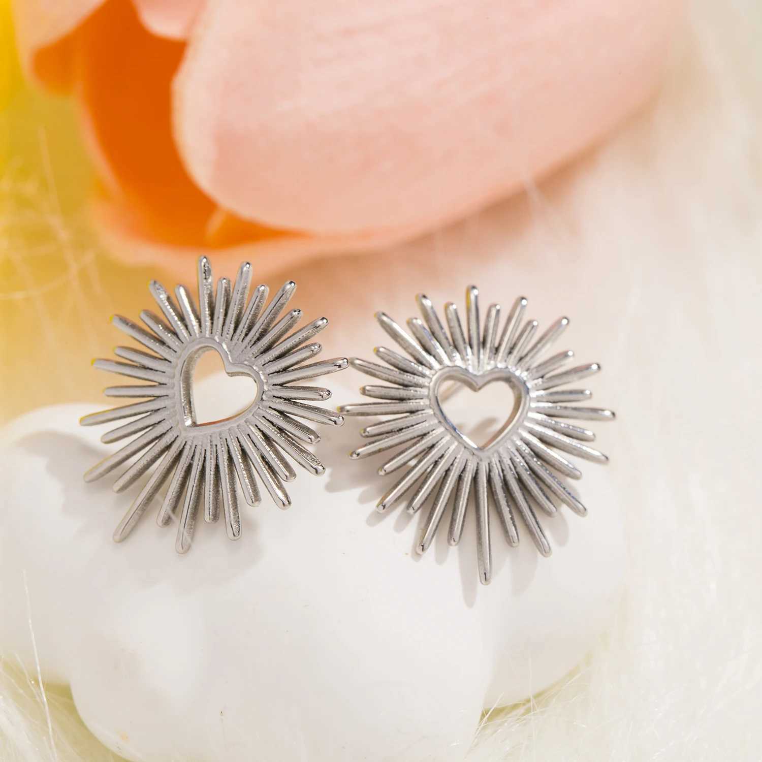 UHBINYCA Retro Stainless Steel Heart shaped Flower Earrings 18K Galvanized Texture Titanium Declaration Earrings Y250401