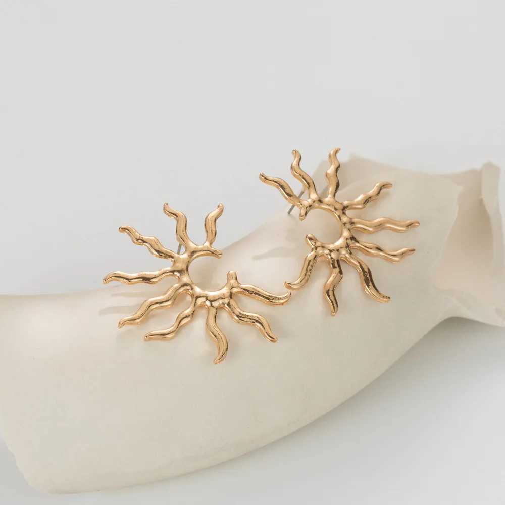 Gold Simple Sun Stud Earrings Exaggerated Big Geometric Statement Earrings for Women Irrogular Personality Fashion Jewelry 2023 Y250401