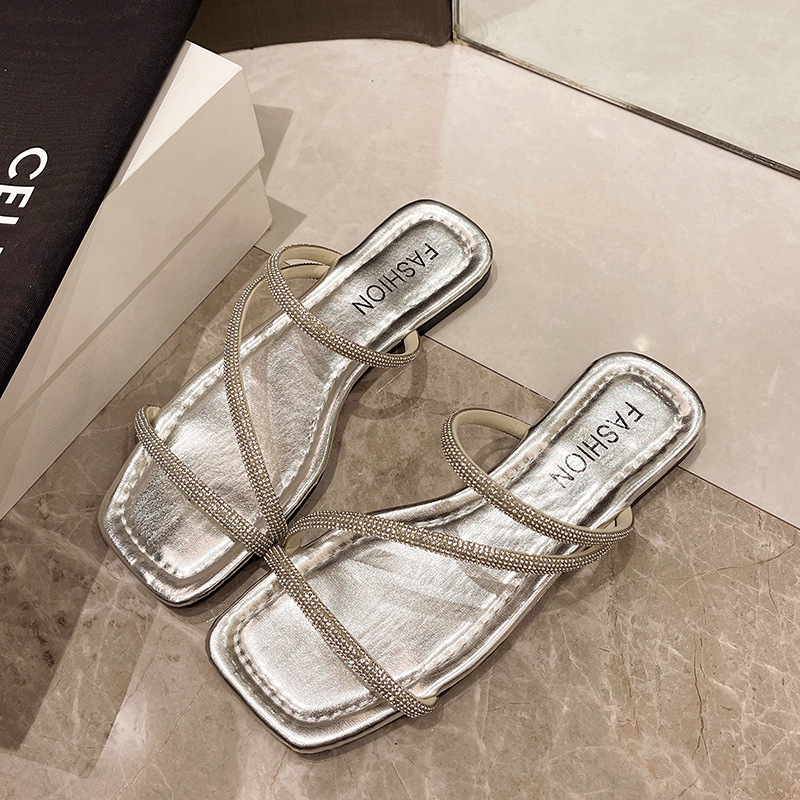 free Shipping Designer sandals Flat bottomed slippers Versatile toe sandal beach Wearing slipper outside 2025