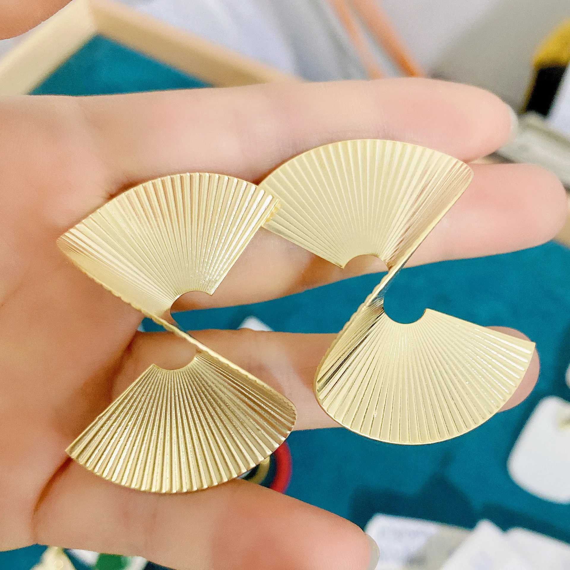 Vintage Twisted Spiral Declaration Earrings Suitable for Womens Parties Wedding Temperatures Jewelry Geometry Gold Silver Metal Earrings Y250401