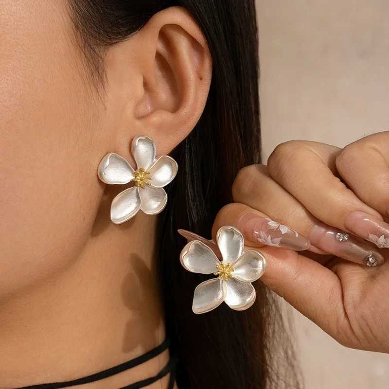 LATS Red White Gold Matte Texture Metal Flower Retro Earrings Suitable for Women and Girls New Design Unique Fashion Jewelry Party Gift Y250401