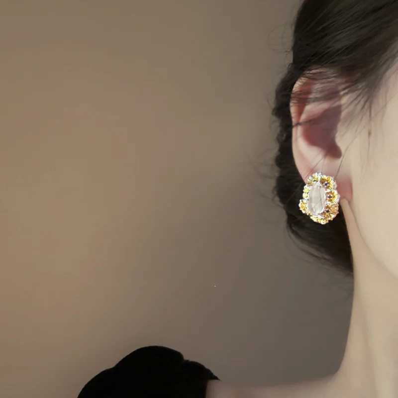 2025 New Arrival Light Luxury Niche Design Vintage Metal Flower Stud Earrings For Women Fashion Geometry Metal Jewelry Gifs Y250401