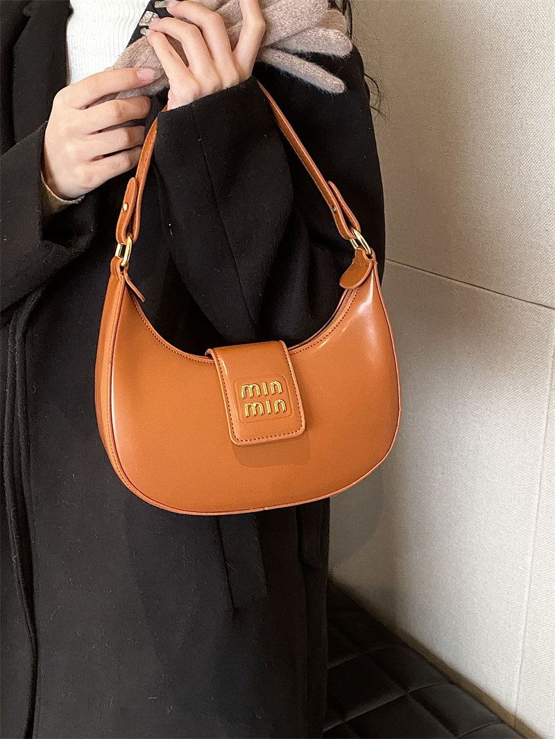 Free Shipping Designer Cross Body For Woman New Fashion Outdoor Saddle Chains Black Shoulder Bag New Free Delivery Designer Bag