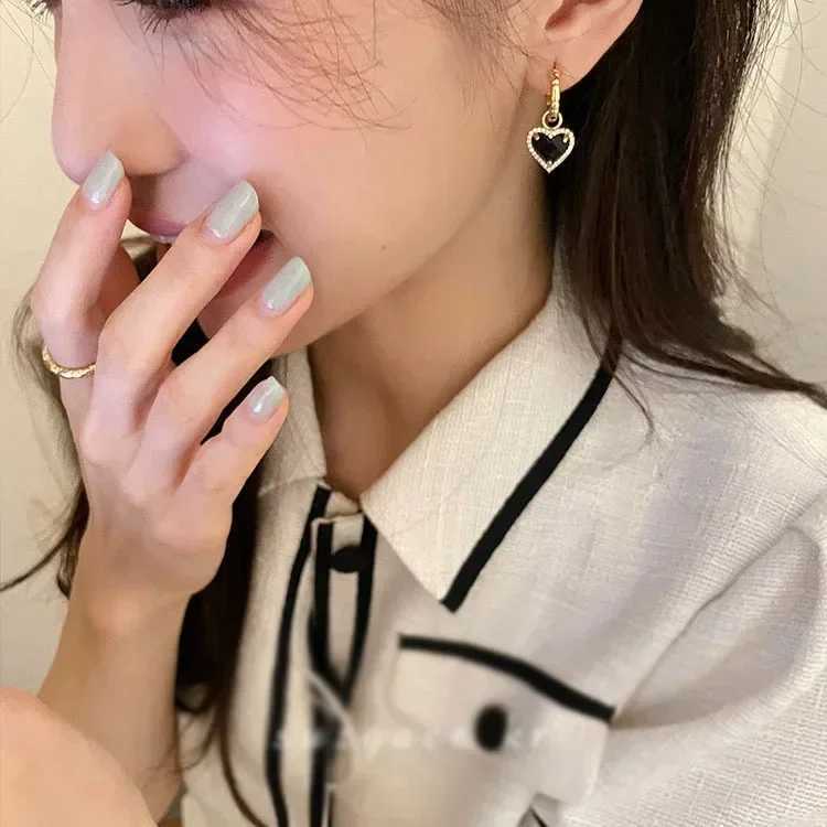 Fashionable black love heart-shaped zircon drop earrings suitable for female couples creative and elegant holiday party jewelry accessories Y250401