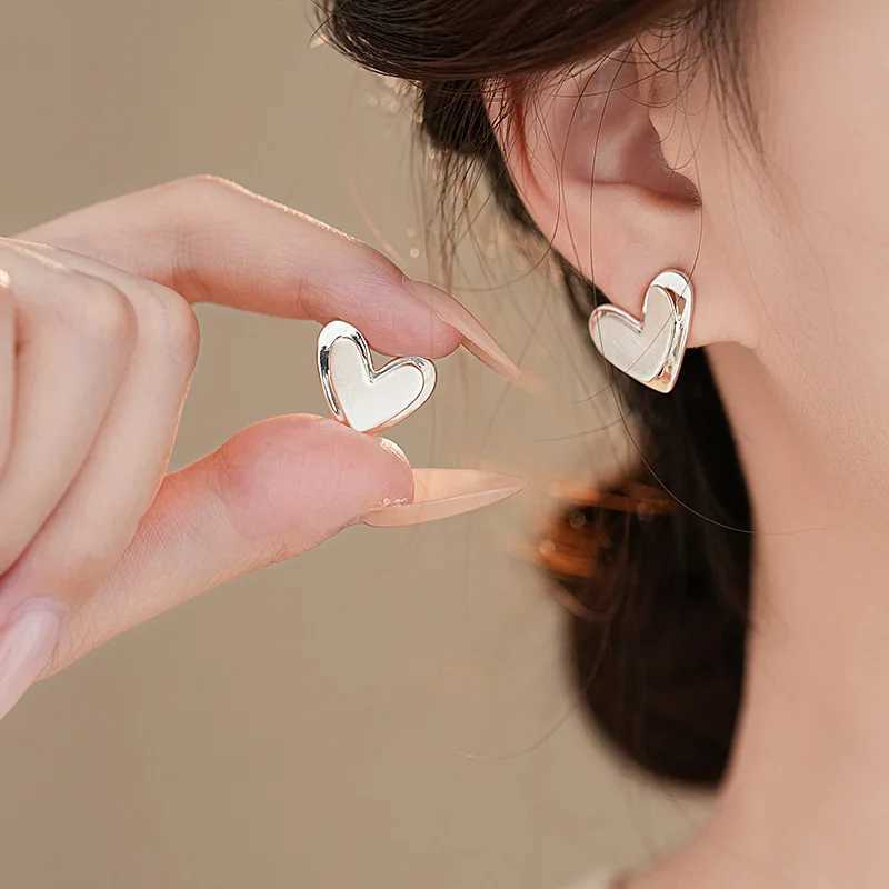 2024 New Arrival Light Luxury Elegant Simple Wire-drawing Love Stud Earrings For Women Fashion Sweet Metal Jewelry Gifts Y250401