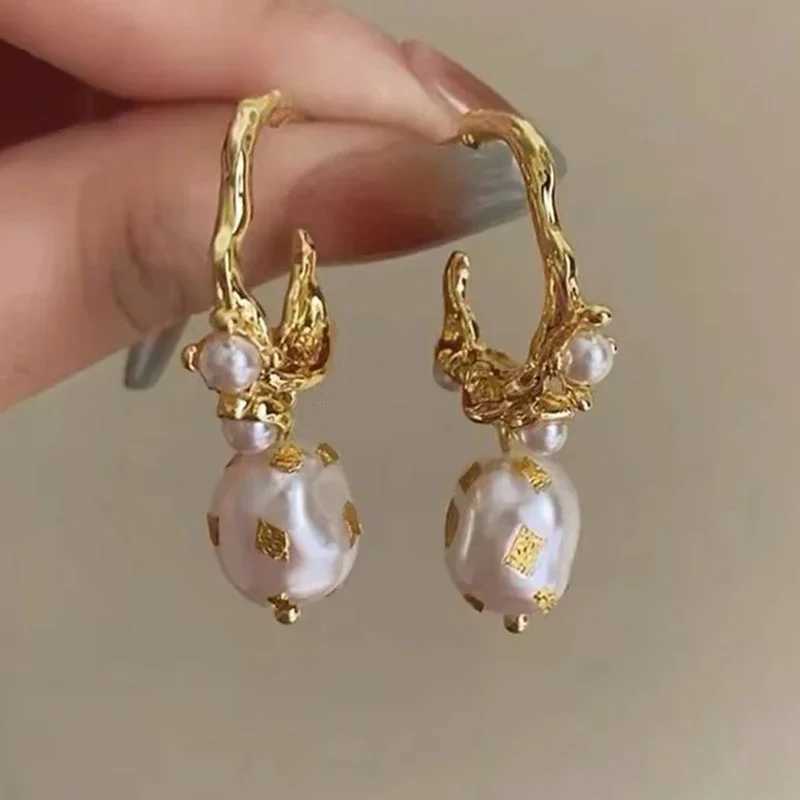 1 pair of French style retro luxury alien artificial pearl C design earrings suitable for women to wear in any occasion Y250401