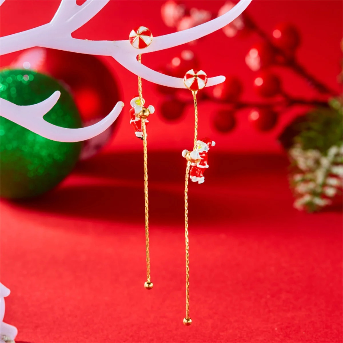 Christmas Crawling Santa Claus Earrings For Women Men Xmas Hat Glove Candy Snowflake Star Fringe Dangle Creative Holiday Jewelry 251031