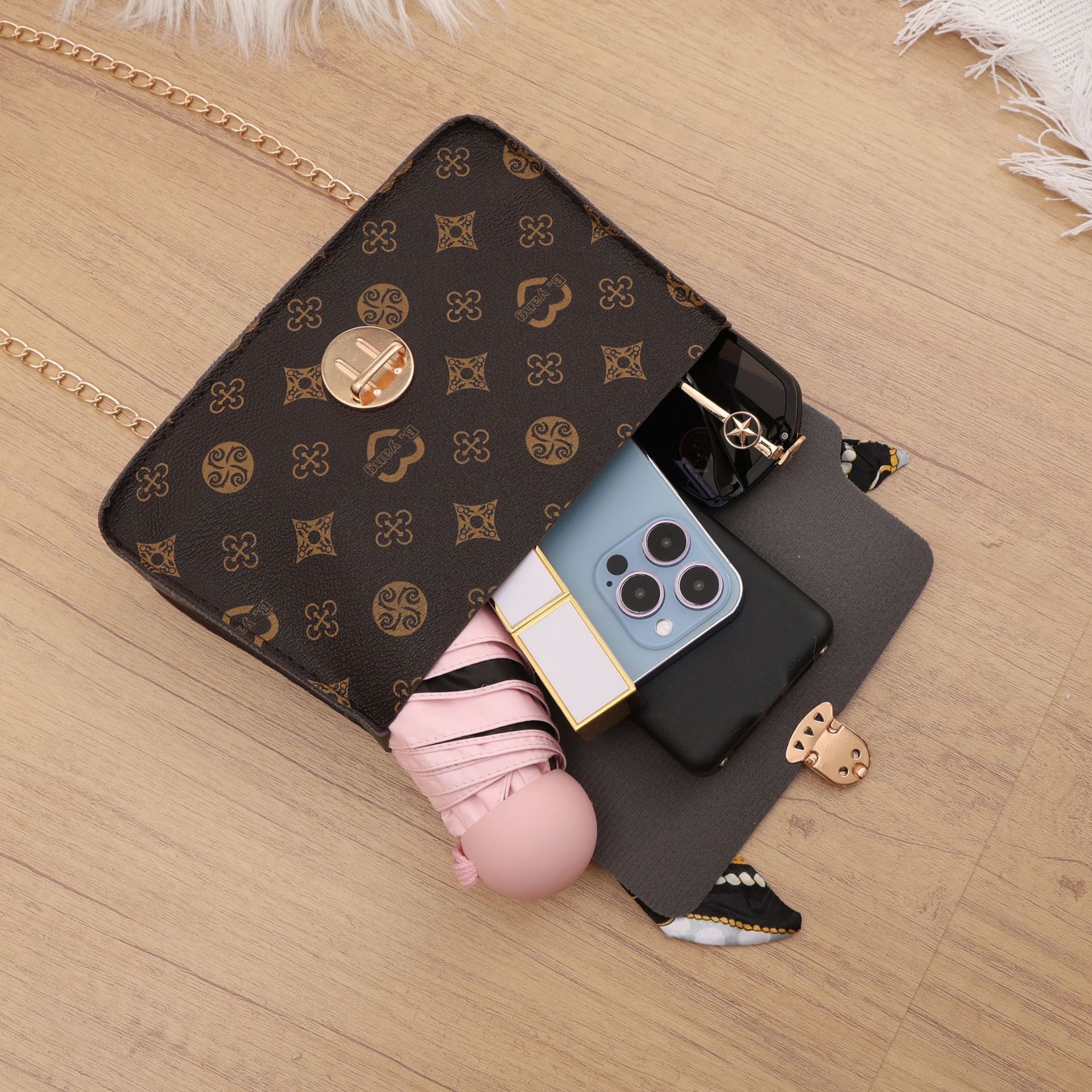 Designer Free Shipping Women's Handbag New Fashion Printed Small Square Bag Silk Scarf Chain 2025s Hot