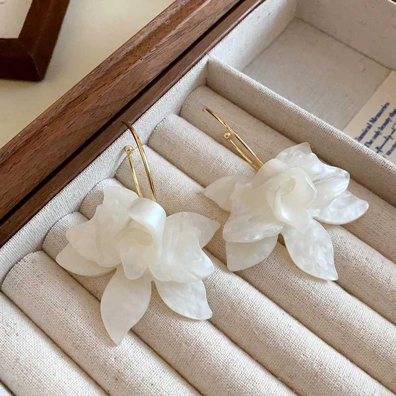 White Resin Wreath New Earrings Womens Fashion Temperature Earrings Hook Art Temperature Lamp Luxury Fairy Tale Jewelry Y250401