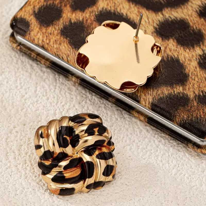 Womens square stud earrings leopard twist cross packaging retro geometric woven texture earring accessories fashionable jewelry BE511 Y250401