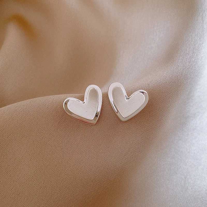 2024 New Arrival Light Luxury Elegant Simple Wire-drawing Love Stud Earrings For Women Fashion Sweet Metal Jewelry Gifts Y250401