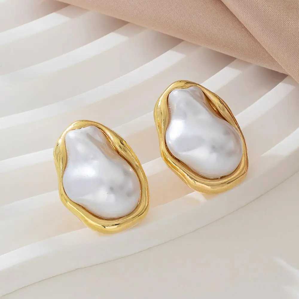 Exquisite Irregular Baroque Pearl Earrings Womens Retro Gold Metal Edge Earrings Jewelry Accessories Y250401