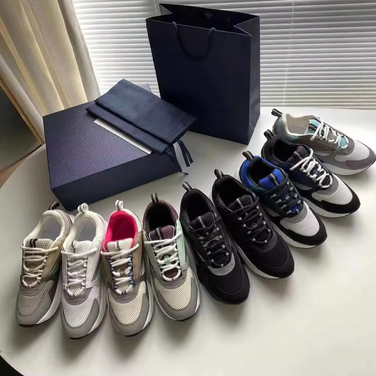 The new running shoes feature a height-increasing thick-soled style They are breathable odor-resistant rubber soles for daily wear and sports