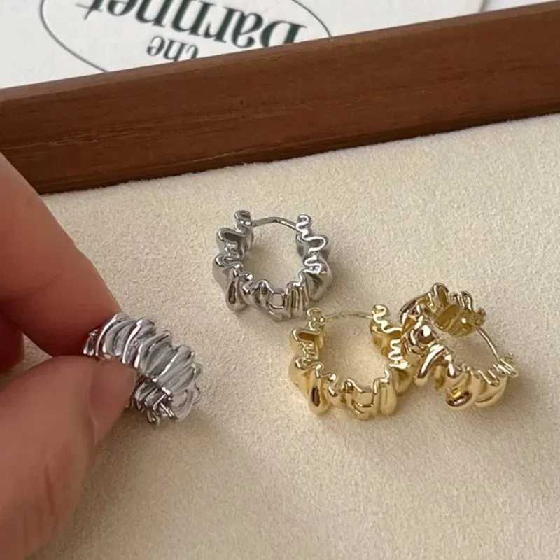Fashionable large metal earrings retro irregular wave pleated earrings suitable for womens design simple temperature high-end fashion jewelry Y250401