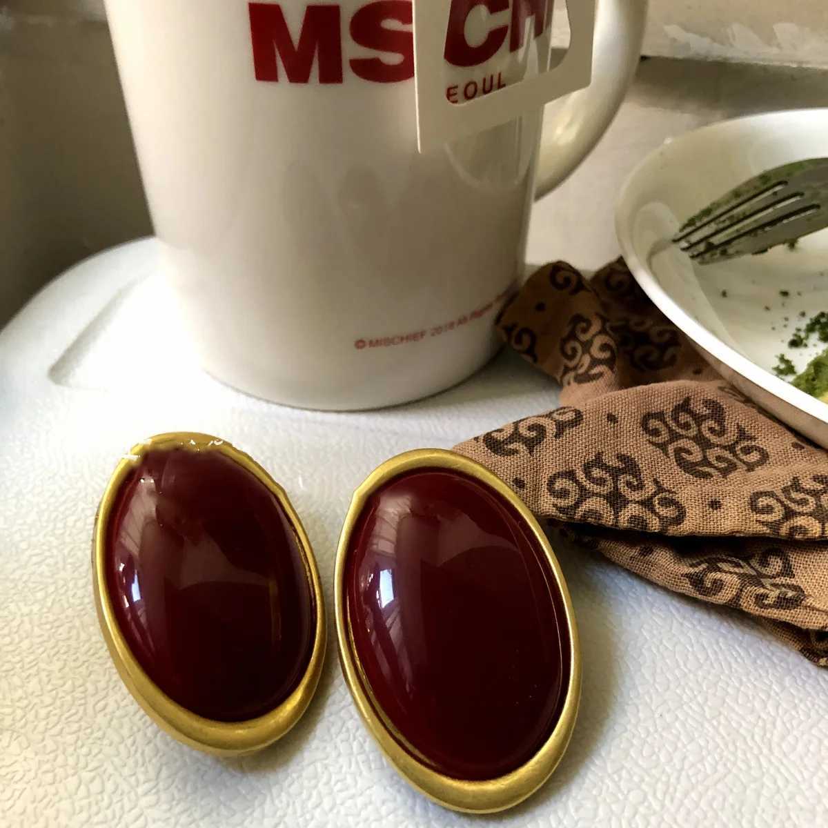 Ankela red oval womens retro design womens fashionable and elegant stud earrings light luxury high-end jewelry Y250401