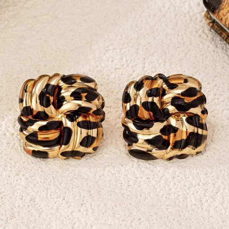 Womens square stud earrings leopard twist cross packaging retro geometric woven texture earring accessories fashionable jewelry BE511 Y250401