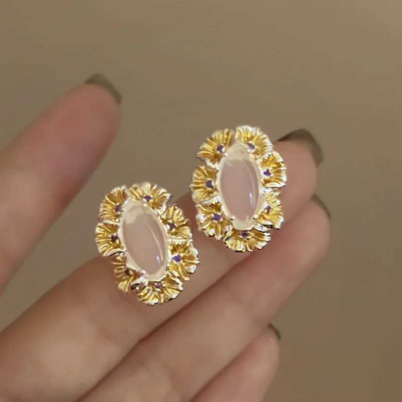 2025 New Arrival Light Luxury Niche Design Vintage Metal Flower Stud Earrings For Women Fashion Geometry Metal Jewelry Gifs Y250401