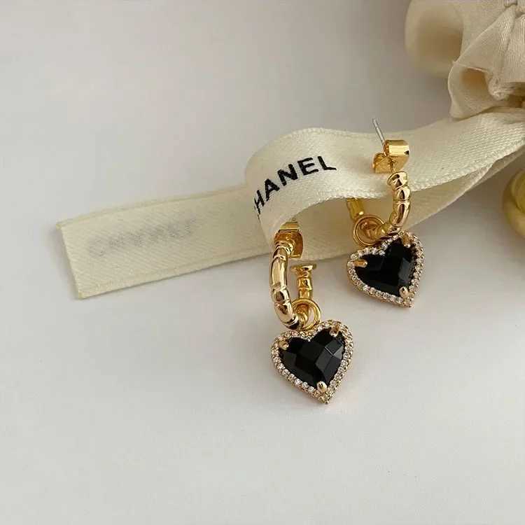 Fashionable black love heart-shaped zircon drop earrings suitable for female couples creative and elegant holiday party jewelry accessories Y250401