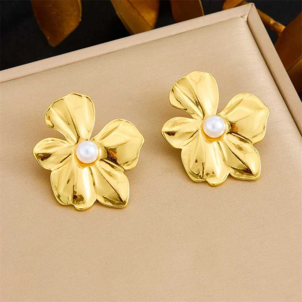 Stainless steel flower petals pearl stud earrings suitable for women French retro daily wear jewelry gifts party jewelry non fading Y250401