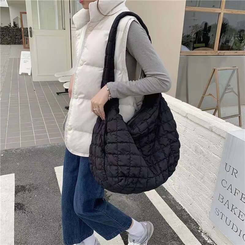 2025 NEW Spring/Summer Cloudy Lingge Folded Big Leisure Personalized Quilt Lightweight and Large Capacity Crossbody Dumpling Bag, Female
