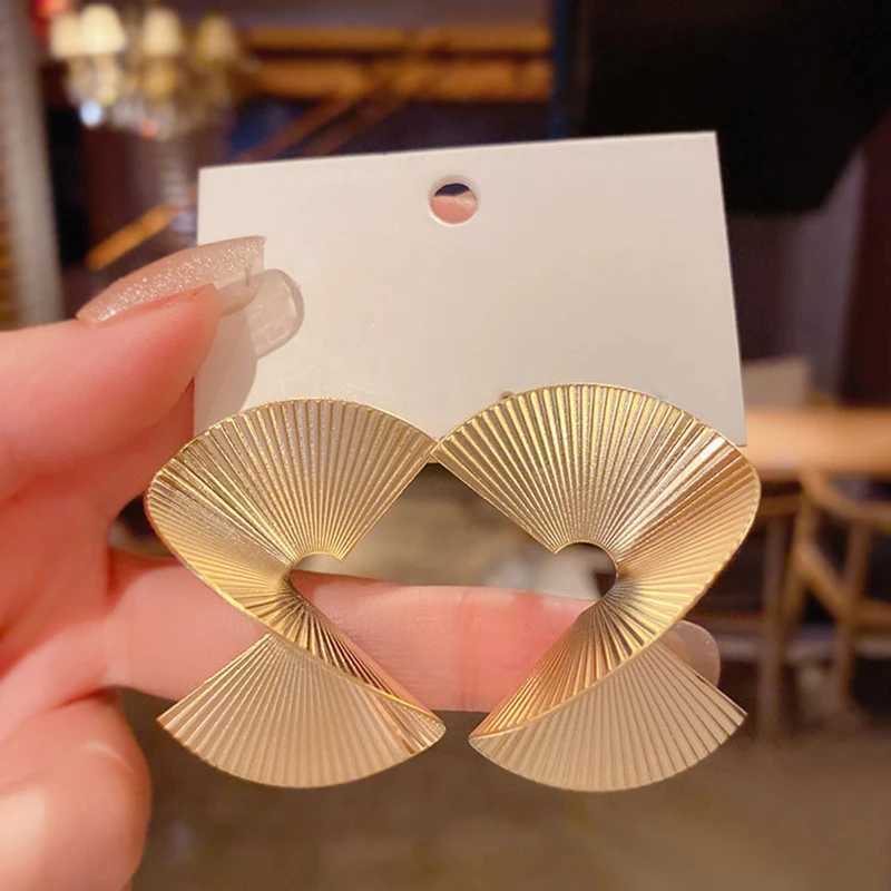 Vintage Twisted Spiral Declaration Earrings Suitable for Womens Parties Wedding Temperatures Jewelry Geometry Gold Silver Metal Earrings Y250401