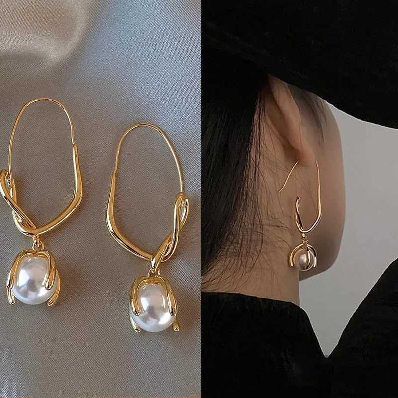 Metal twisted wire retro imitation pearl earrings fashionable and elegant pendant earrings luxurious design womens jewelry accessories Y250401