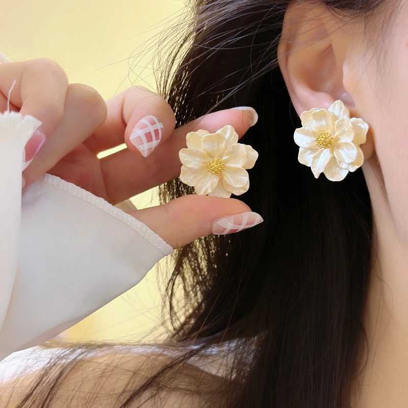 Unique drip tea flower earrings suitable for women exquisite folding petal earrings perforated body jewelry daily jewelry birthday gifts Y250401