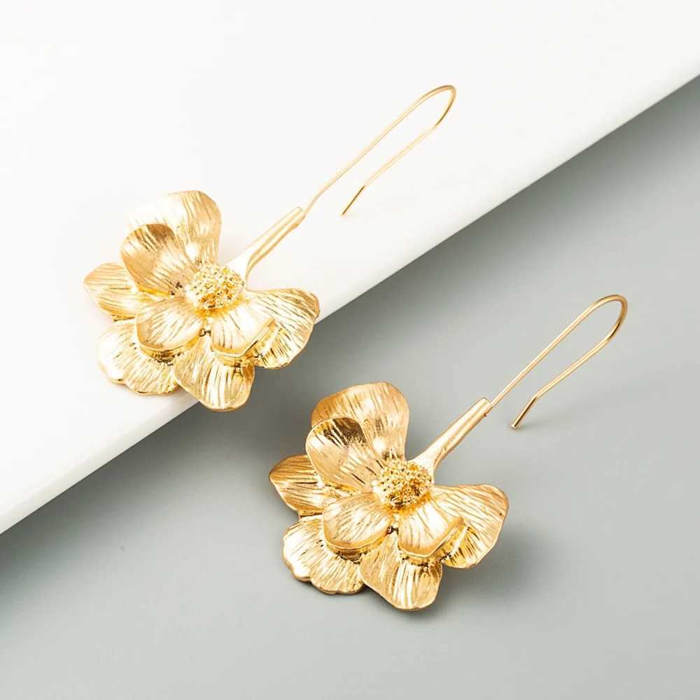 Gold alloy long pendant earrings simple floral earrings suitable for womens fashion jewelry fashionable womens earrings accessories gifts Y250401