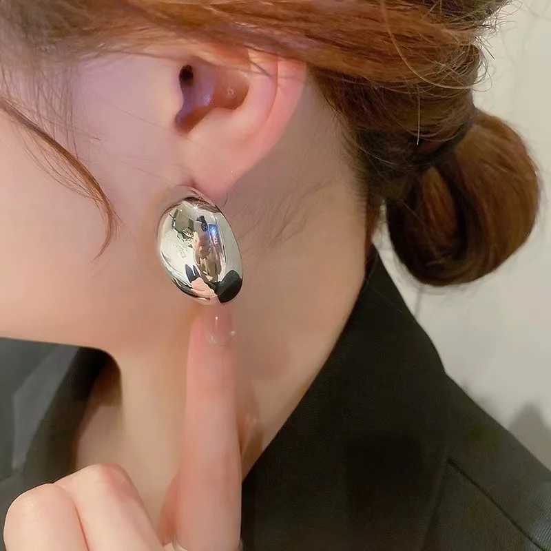 Punk fashion metal smooth oval shaped stud earrings suitable for womens exposed hollow ball geometric pendant earrings jewelry gifts Y250401