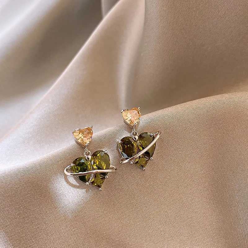 2025 New Arrival Light Luxury Simple Green Love Heart Stud Earrings For Women Fashion Cute Sweet Metal Geometry Jewelry Gifts Y250401