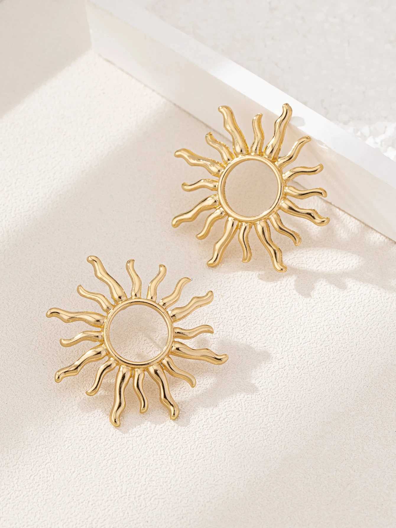 1 pair of stylish and elegant sunflower stud earrings suitable for womens holiday party gifts OL fashion jewelry earring accessories Y250401