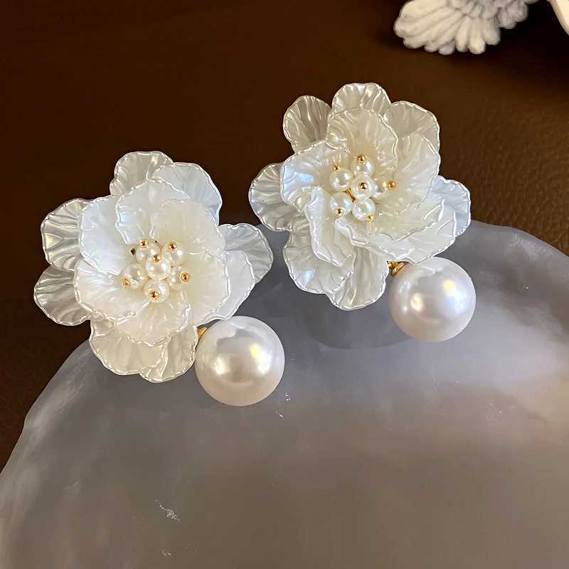 French entrance luxury niche design bride imitates pearl and white flower pendant earrings womens fashion elegant jewelry party Y250401