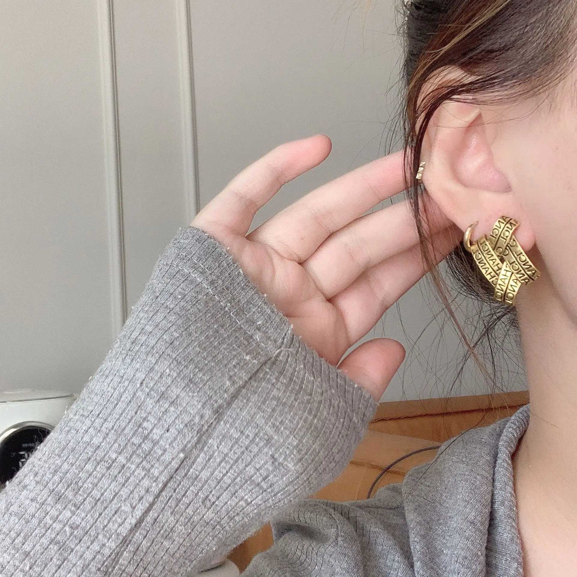 Retro Design Metal Geometric Weaving Diamond Bronze Letter Stud Earrings Unique Fashion Jewelry Y250401