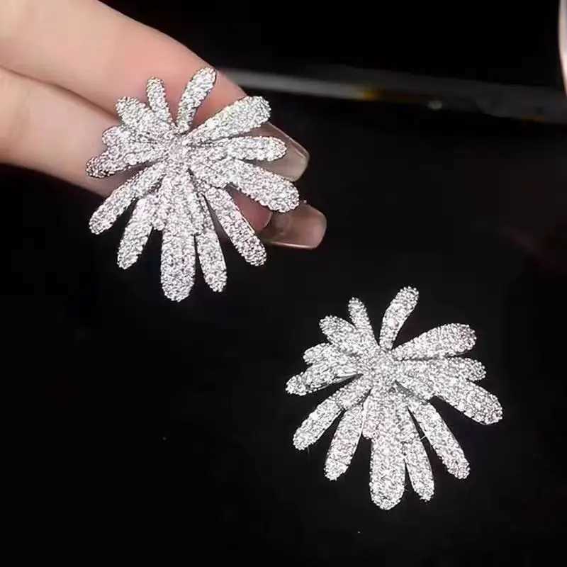 European And American Elegant Temperament Multi-layer Zircon Three-dimensional Fireworks Stud Earrings Fashion Women Jewelry Y250401