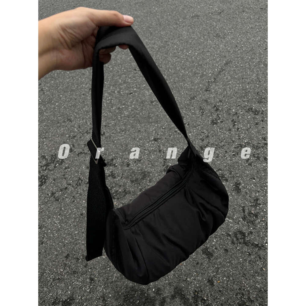 2025 NEW Diagonal cross for women in autumn winter 2025 new large capacity dumpling bag down cotton simple and versatile shoulder bag zhanyishengli