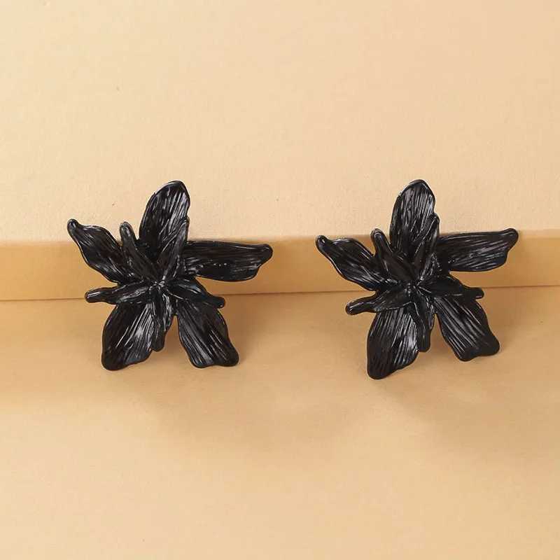 Retro Black Flower Metal Earrings Womens Luxury Design Stud Earrings Korean Fashion Jewelry Accessories Party Wedding Gifts Y250401