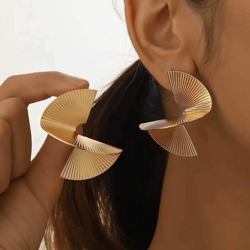 Vintage Twisted Spiral Declaration Earrings Suitable for Womens Parties Wedding Temperatures Jewelry Geometry Gold Silver Metal Earrings Y250401