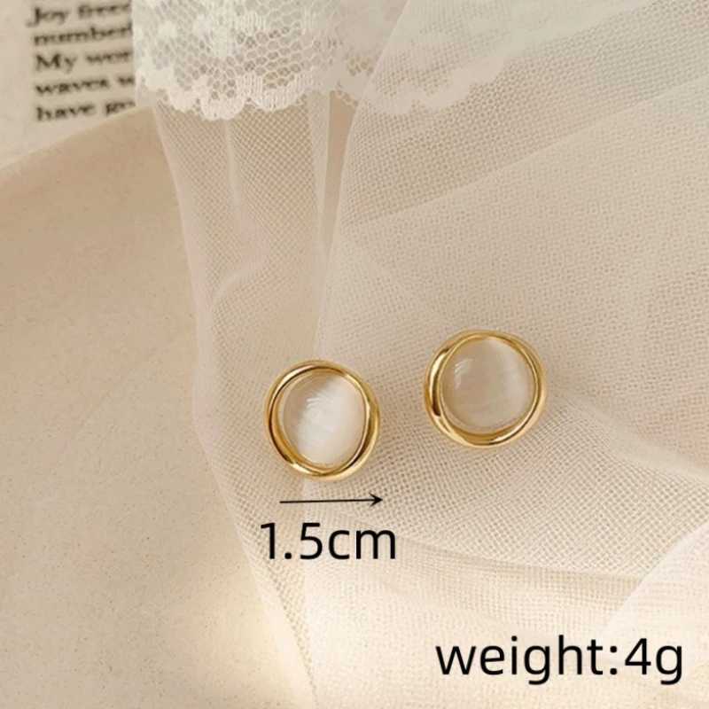 Korean designed egg white round stud earrings suitable for womens temperature wholesale of sweet geometric jewelry Christmas girlfriend gift Y250401