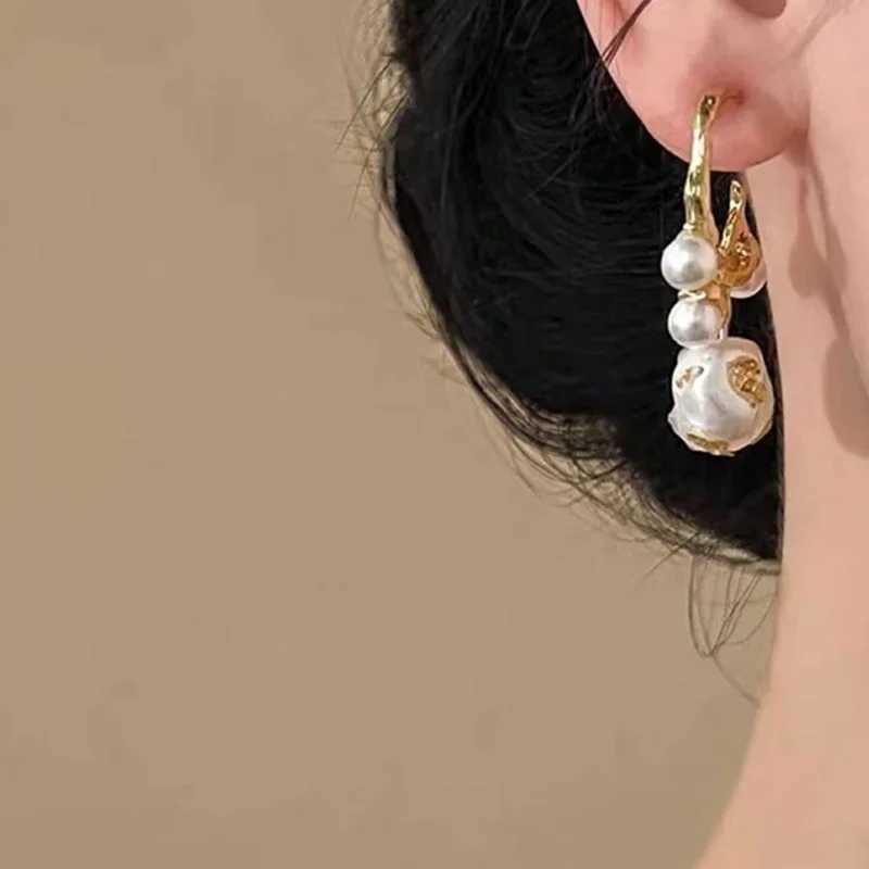 1 pair of French style retro luxury alien artificial pearl C design earrings suitable for women to wear in any occasion Y250401