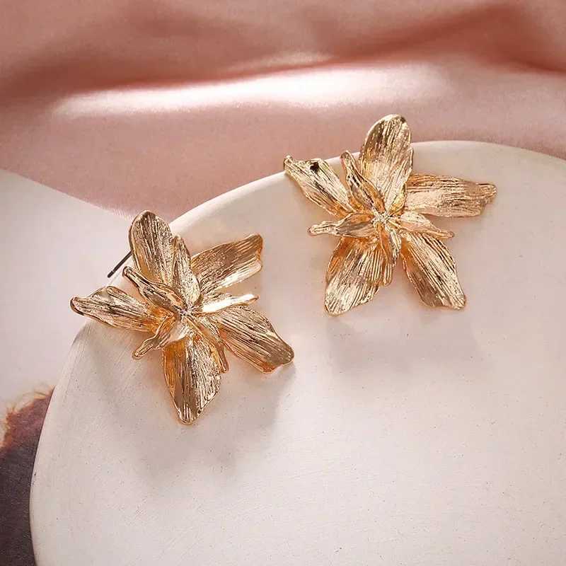 Vintage metal flower large stud earrings womens gold and silver geometric patterns fashionable jewelry accessories Y250401