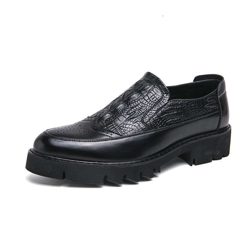 2024 plus size spring and autumn new fashionable men's low top thick soled leather shoes, trendy foot covering merchant