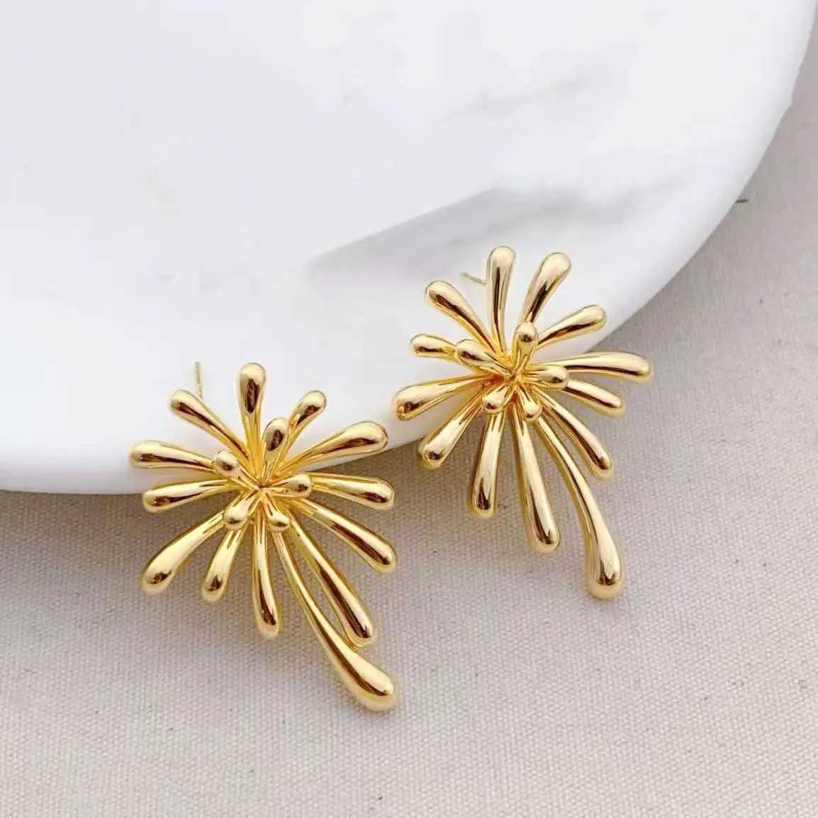 Xiaoluoke retro metal geometric fireworks earrings suitable for women European and American style personalized earrings travel jewelry Y250401