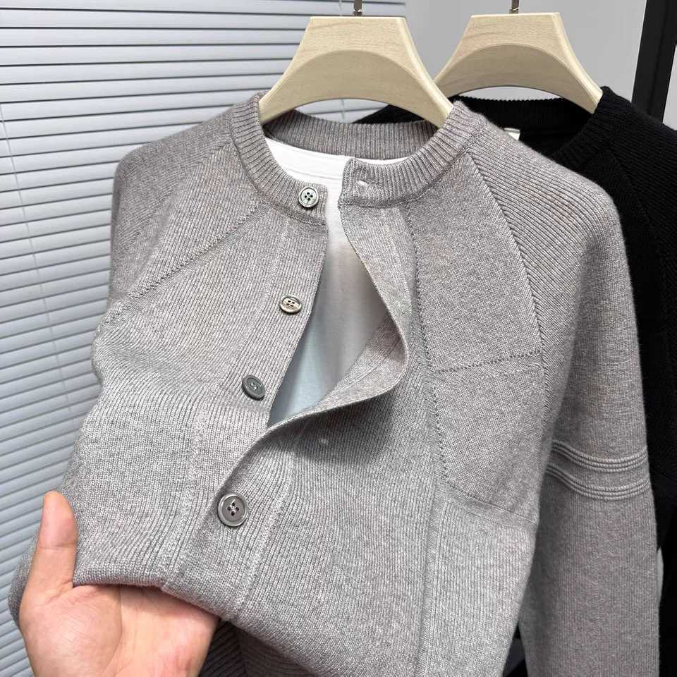 Luxury trend mens knitted coat premium autumn new style fashion solid color printing simple round neck button sweater cardiganT251103
