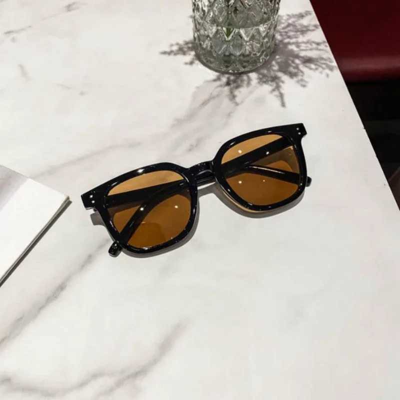 Fashion Square Sunglasses Womens Transparent Ocean Lens Shadow UV400 Mens Retro Rivet Decoration Orange Pink Sunglasses Gafas De SolXJ250402