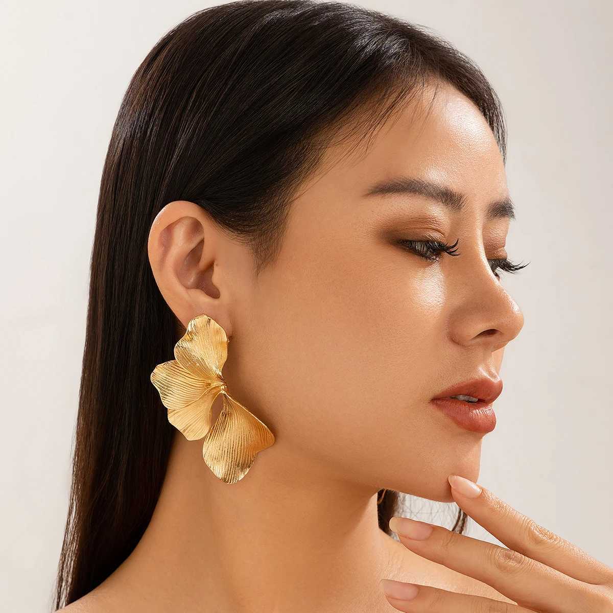 Salicon Exaggerated Metal Tree Leaf Earrings for Women New Gold Petal Pendant Earrings 2024 Party Earrings Y250401