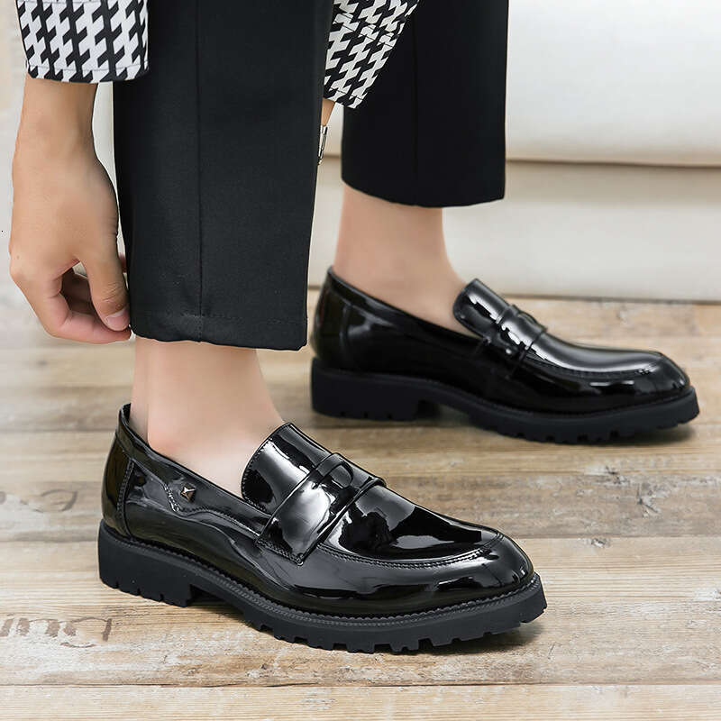 Large shiny pointed toe shoes 2024 Spring Autumn new men's business and leisure loafers for men